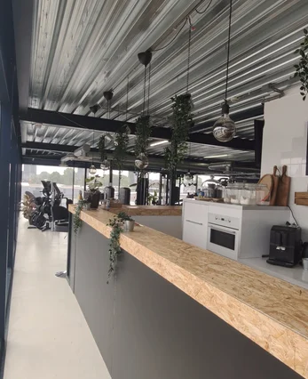 Loungeruimte met bar Fit Up Leiderdorp