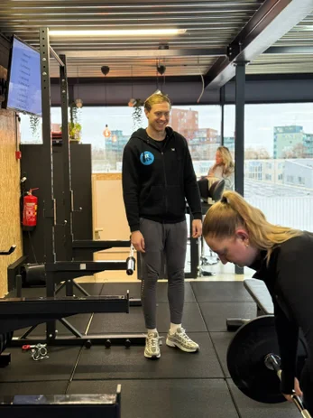 Coach van Fit Up Leiderdorp begeleidt een klant tijdens krachttraining